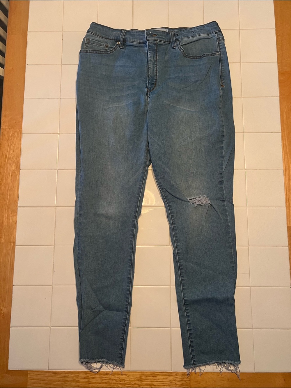 crown & ivy Medium Blue High-Rise Skinny Crop Jeans with distressed knee size 16
